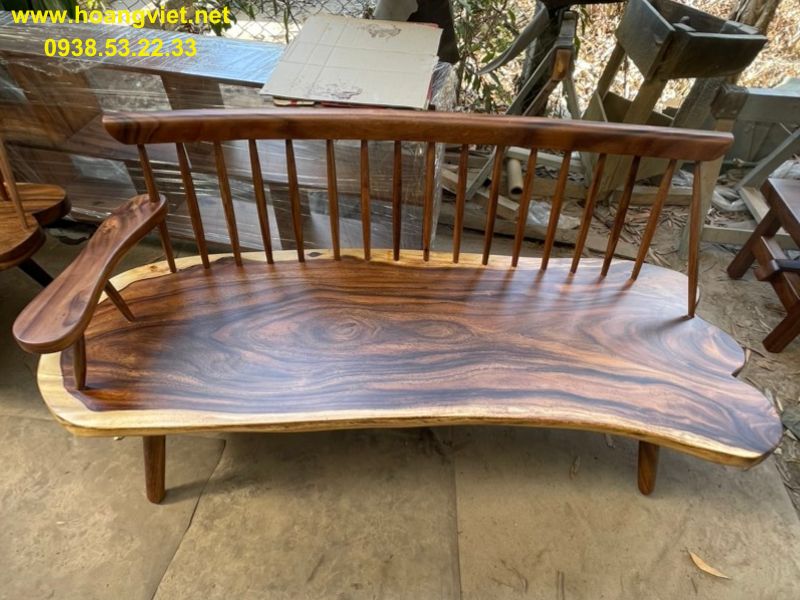 Ghế băng dài gỗ me tây với tựa lưng dạng nan. Ghế băng dài gỗ me tây với tựa lưng dạng nan.