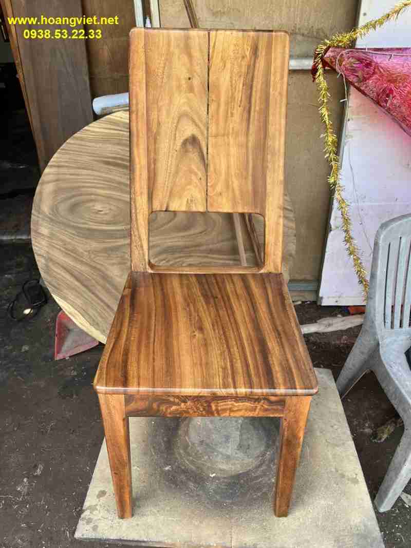 Mặt trước của ghế gỗ bàn ăn Mặt trước của ghế gỗ bàn ăn