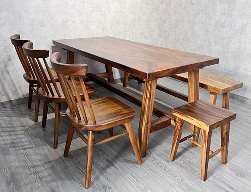 Ghế pinsnstol kết hợp bàn ăn gỗ me tây cạnh thẳng. Ghế pinsnstol kết hợp bàn ăn gỗ me tây cạnh thẳng.