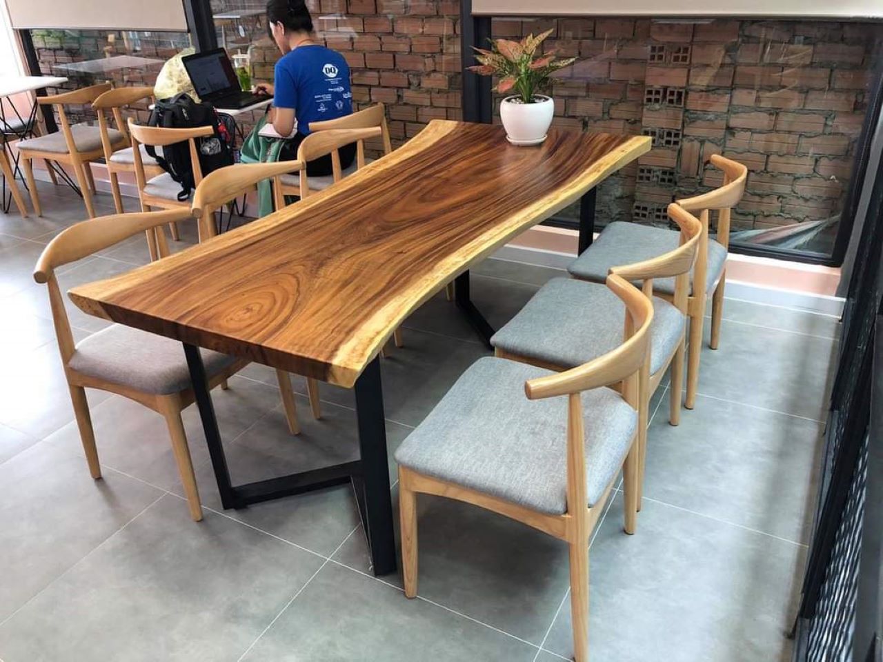Giá bàn ghế gỗ me tây nguyên khối vân đẹp  Giá bàn ghế gỗ me tây nguyên khối vân đẹp