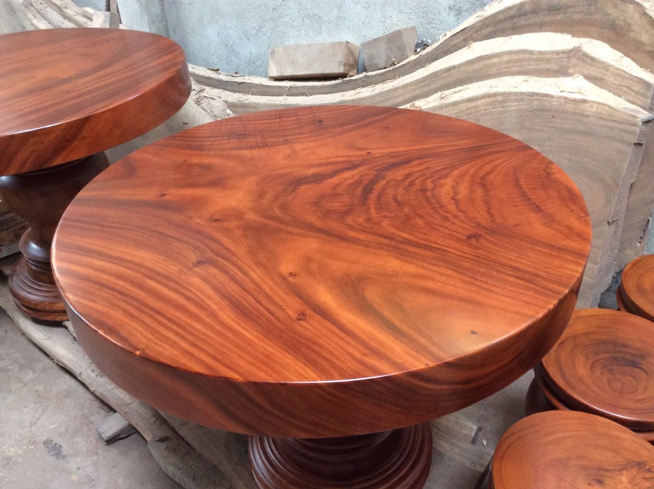 Mặt bàn tròn gỗ me tây đường kính 1m dày 10cm(sơn PU màu gõ đỏ) Mặt bàn tròn gỗ me tây đường kính 1m dày 10cm(sơn PU màu gõ đỏ)