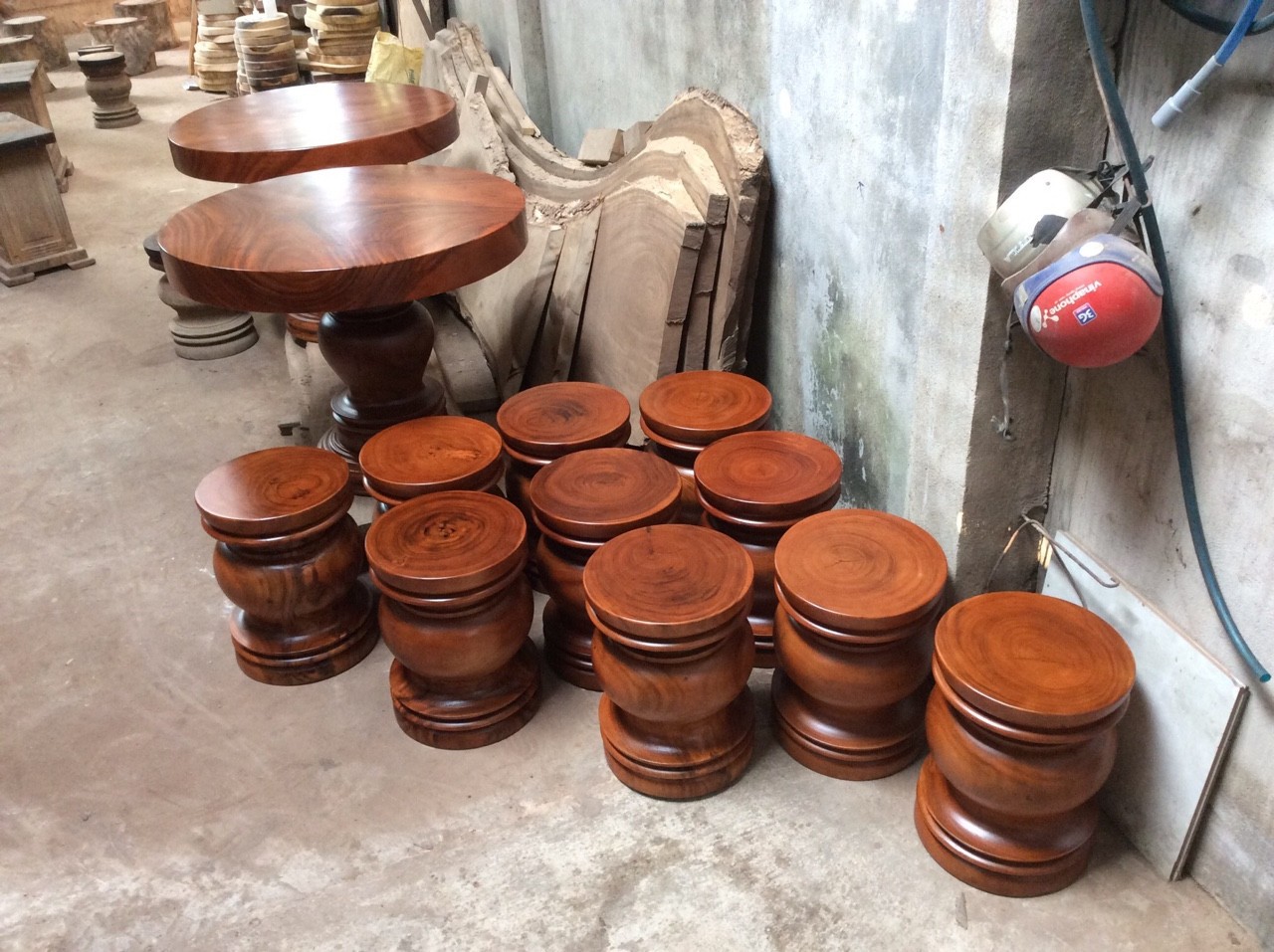 Mặt bàn tròn gỗ me tây đường kính 1m dày 10cm(sơn PU màu gõ đỏ) Mặt bàn tròn gỗ me tây đường kính 1m dày 10cm(sơn PU màu gõ đỏ)