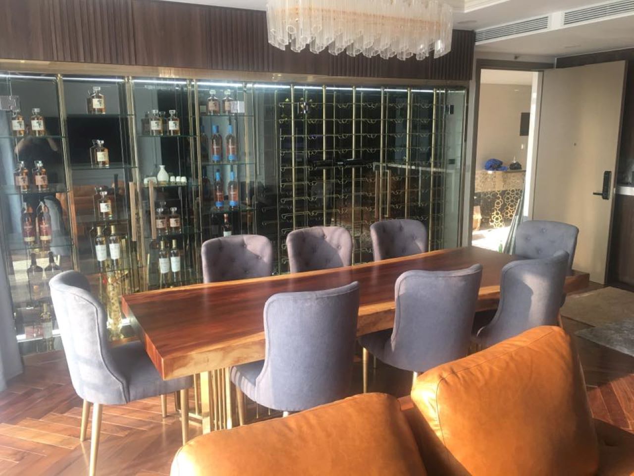 Bàn gỗ me tây nguyên bìa thiết lập phong cách nội thất độc đáo và riêng biệt. Bàn gỗ me tây nguyên bìa thiết lập phong cách nội thất độc đáo và riêng biệt.