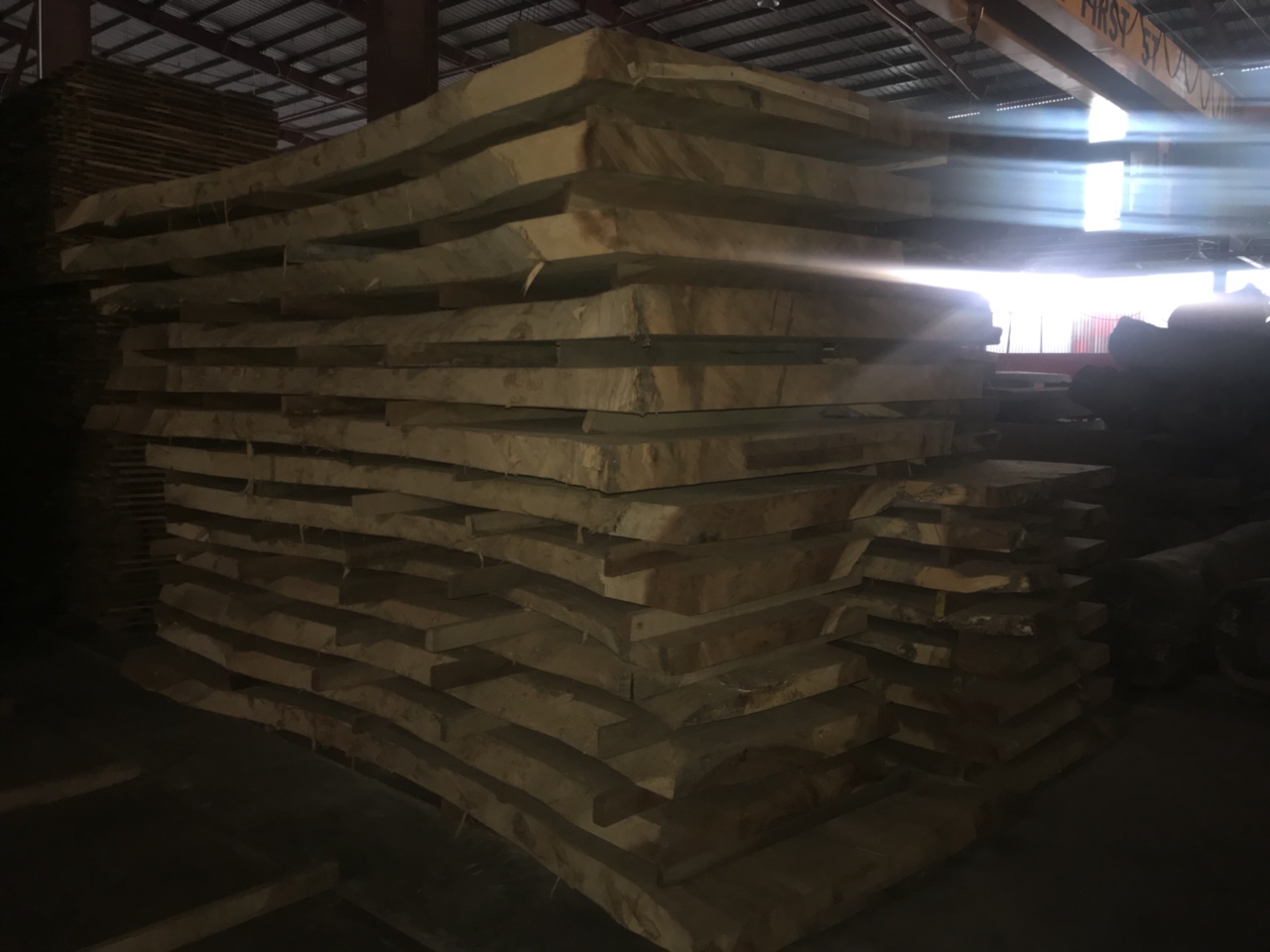 Gỗ me tây được xếp ngay ngắn chuẩn bị đưa vào lò sấy. Gỗ me tây được xếp ngay ngắn chuẩn bị đưa vào lò sấy.