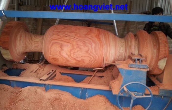 Lộc bình gõ đỏ đang gia công Lộc bình gõ đỏ đang gia công