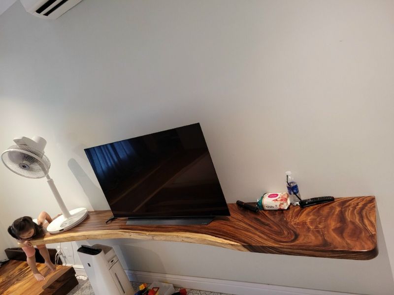 Kệ tivi gỗ tự nhiên nguyên tấm gắn tường Kệ tivi gỗ tự nhiên nguyên tấm gắn tường