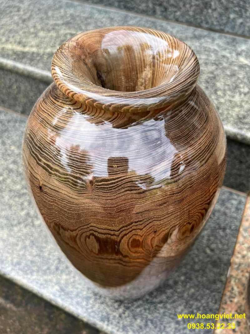 Lọ hoa bằng gỗ thủy tùng. Lọ hoa bằng gỗ thủy tùng.