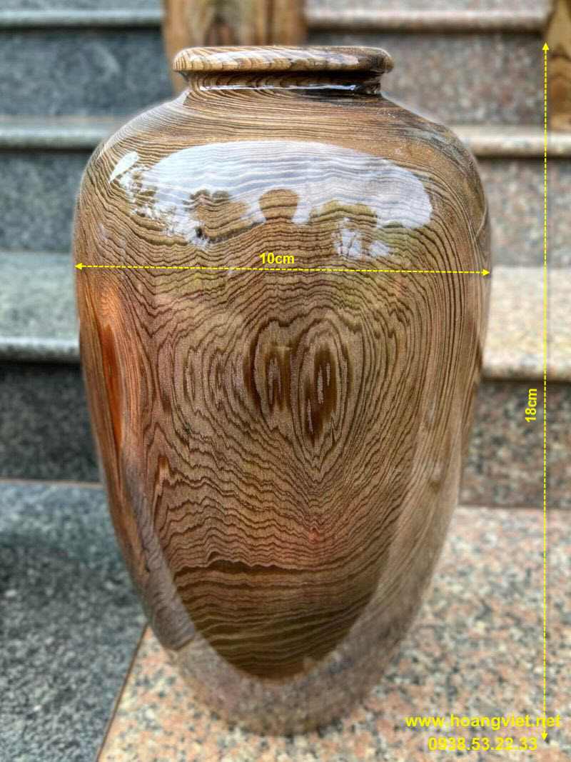 Lọ hoa bằng gỗ thủy tùng. Lọ hoa bằng gỗ thủy tùng.