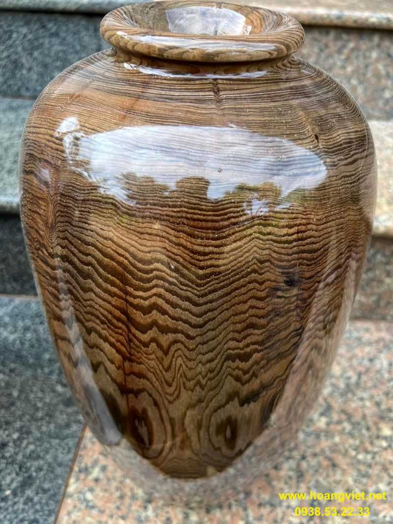 Lọ hoa bằng gỗ thủy tùng. Lọ hoa bằng gỗ thủy tùng.