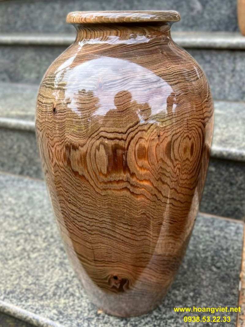 Lọ hoa bằng gỗ thủy tùng. Lọ hoa bằng gỗ thủy tùng.