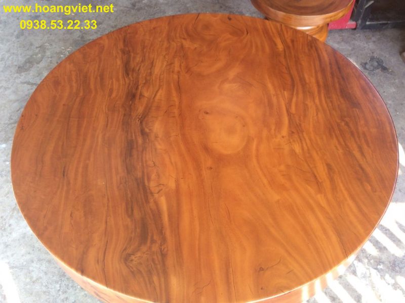 Mặt bàn ăn tròn gỗ me tây nguyên khối sơn màu đỏ Mặt bàn ăn tròn gỗ me tây nguyên khối sơn màu đỏ
