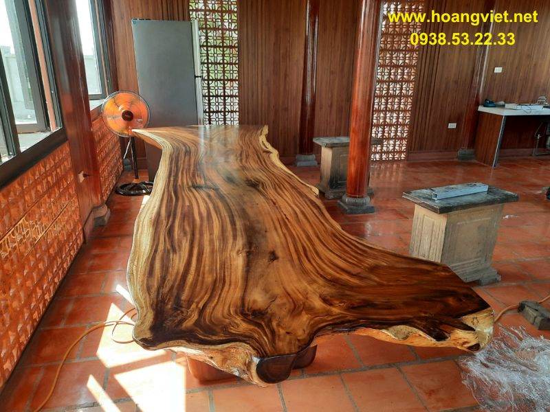 Mặt bàn gỗ me tây cạnh tự nhiên dài 3m9 Mặt bàn gỗ me tây cạnh tự nhiên dài 3m9