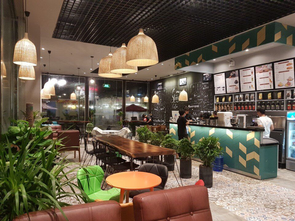 Mặt bàn me tây nguyên tấm dùng làm điểm nhấn cho quán cafe Mặt bàn me tây nguyên tấm dùng làm điểm nhấn cho quán cafe