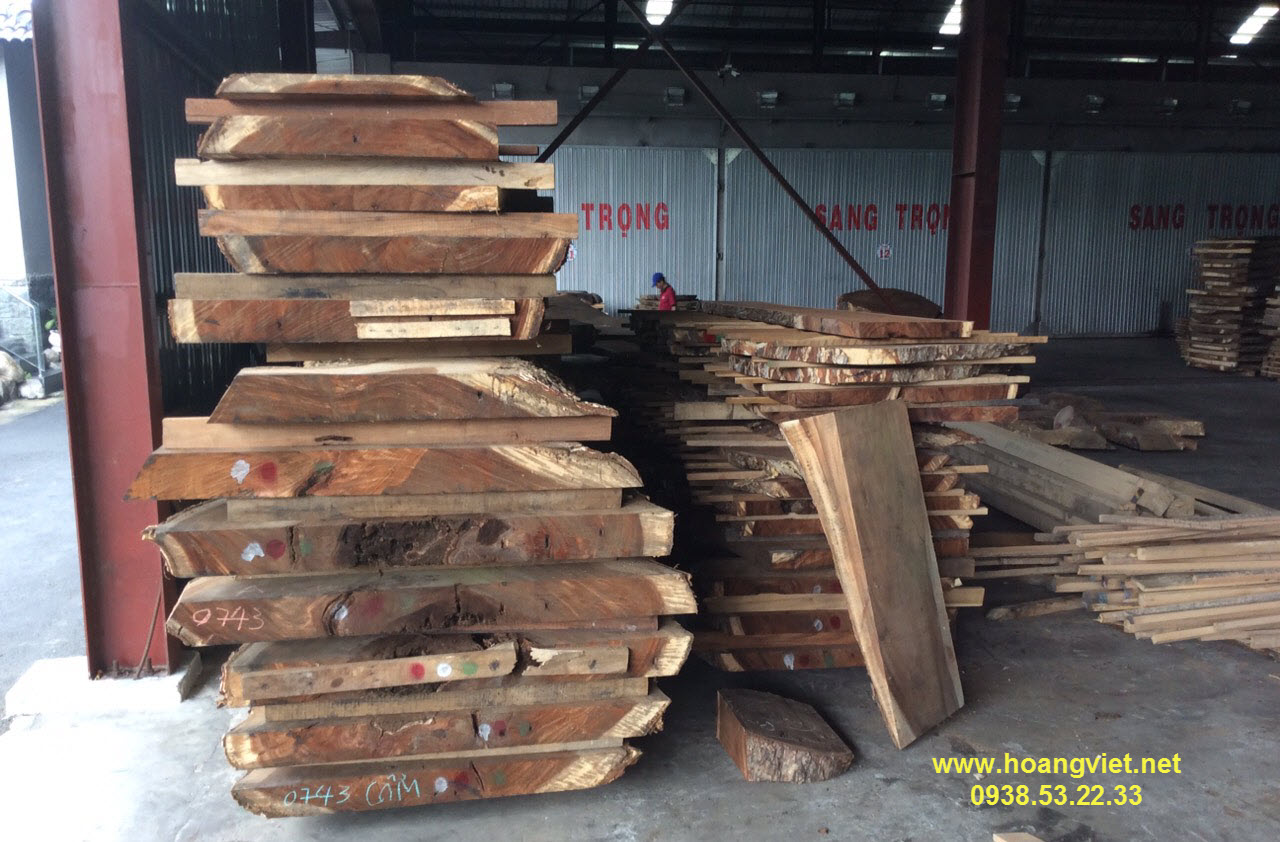 Phôi gỗ me tây được sếp ngay ngắn trước khi cho vào lò sấy Phôi gỗ me tây được sếp ngay ngắn trước khi cho vào lò sấy