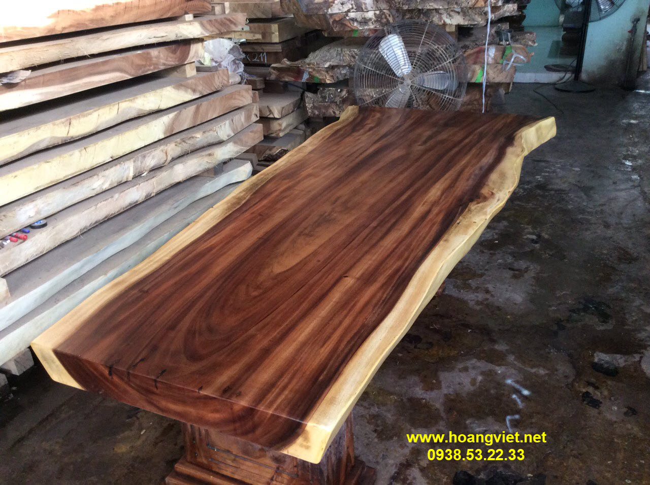 Mặt bàn gỗ me tây nguyên khối (80-90)x10x242cm Mặt bàn gỗ me tây nguyên khối (80-90)x10x242cm