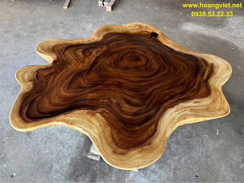 Bàn trà tròn tự nhiên nghệ thuật gỗ me tây. Bàn trà tròn tự nhiên nghệ thuật gỗ me tây.