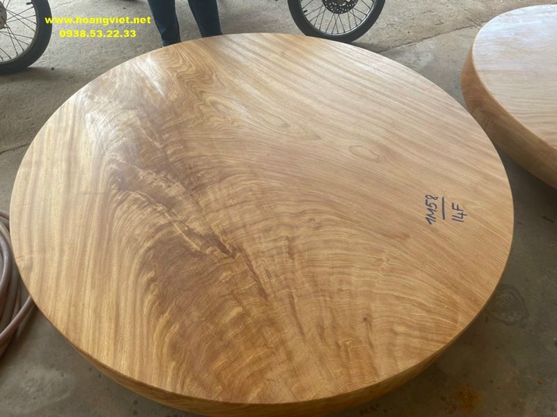 Bàn tròn gỗ gõ đỏ nguyên tấm. Bàn tròn gỗ gõ đỏ nguyên tấm.