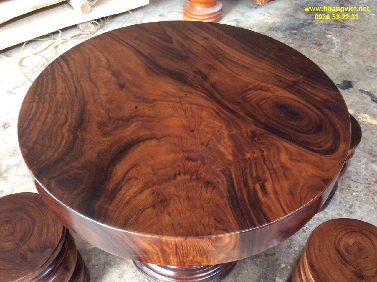 Bộ bàn tròn gỗ me tây liền khối vân cực đẹp Bộ bàn tròn gỗ me tây liền khối vân cực đẹp