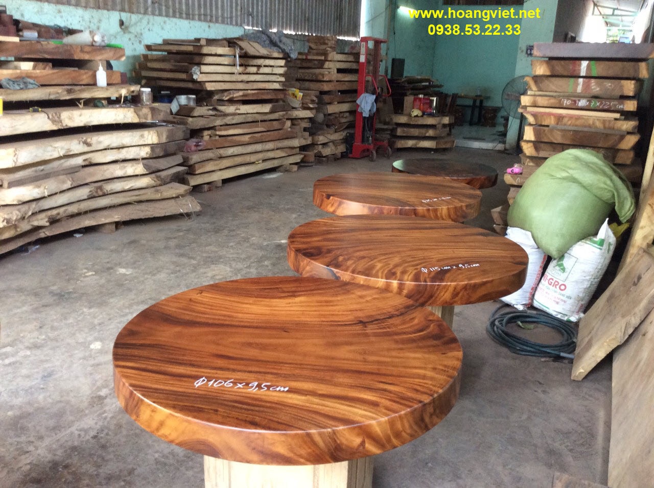 Khám phá những mẫu bàn tròn gỗ nguyên khối có vân gỗ đẹp nhất trên thị trường.