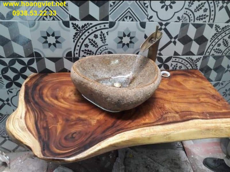 Mặt bàn lavabo gỗ me tây cạnh tự nhiên. Mặt bàn lavabo gỗ me tây cạnh tự nhiên.