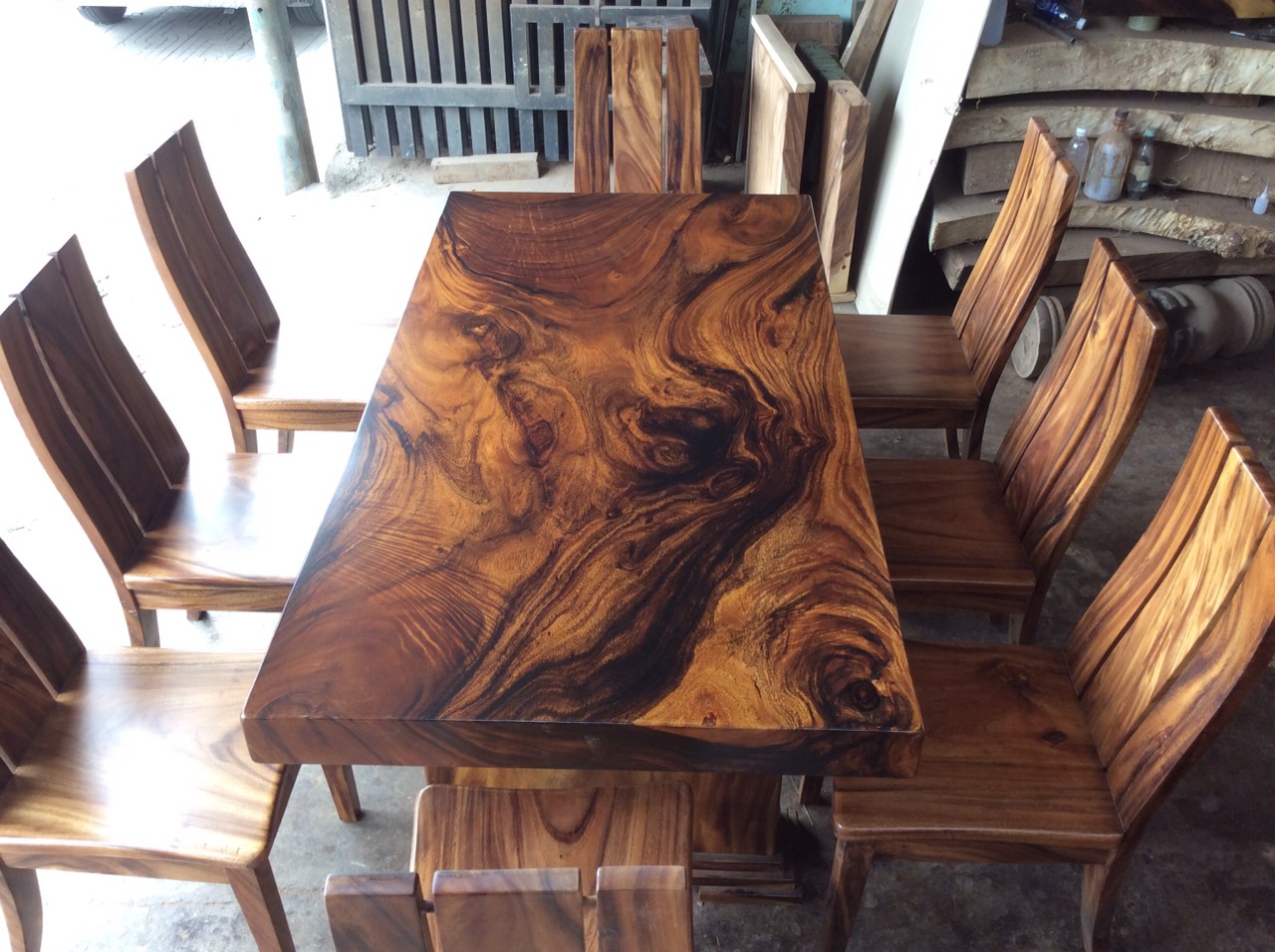 Mẫu bàn ăn gỗ me tây nguyên khối đẹp và giá tốt Mẫu bàn ăn gỗ me tây nguyên khối đẹp và giá tốt