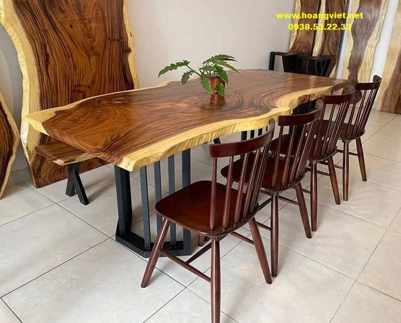 Bàn ăn gỗ nguyên khối với chân sắt chữ C Bàn ăn gỗ nguyên khối với chân sắt chữ C