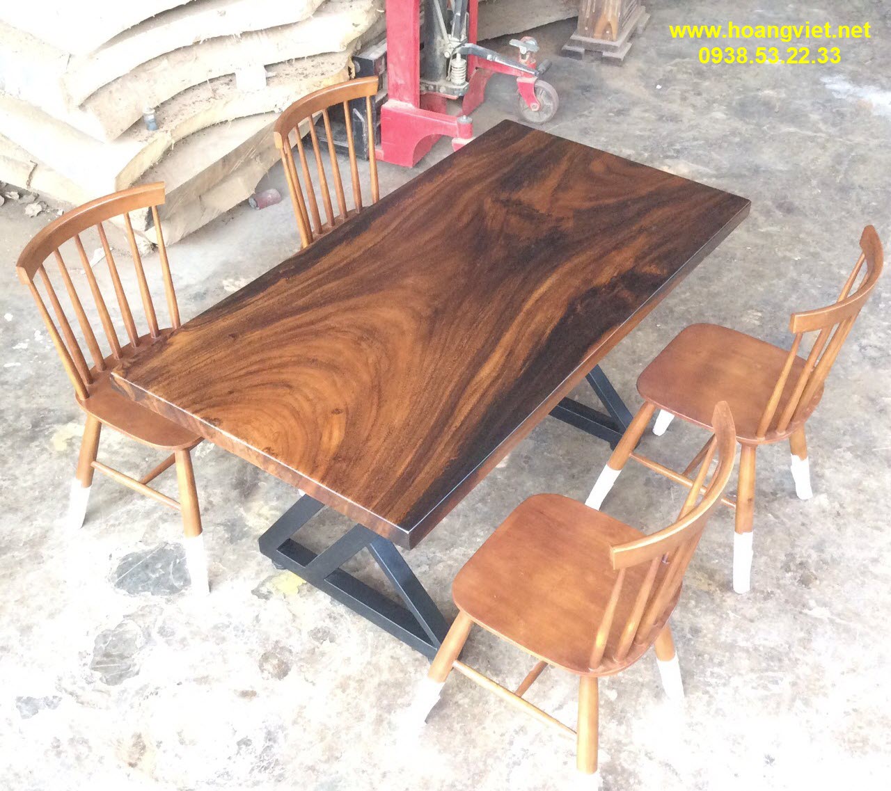 Bàn ăn nhỏ 4 ghế gỗ me tây nguyên khối Bàn ăn nhỏ 4 ghế gỗ me tây nguyên khối