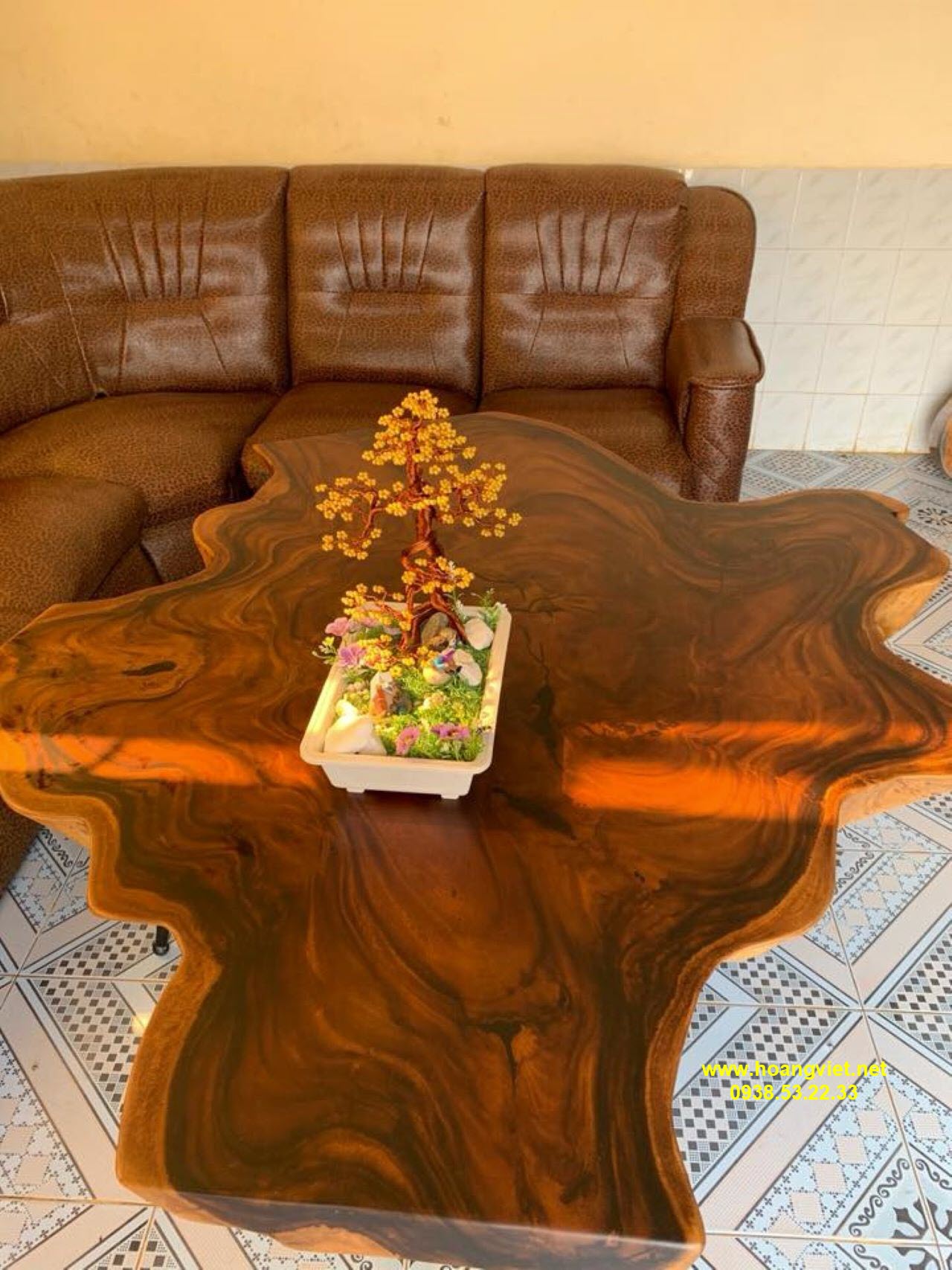 Mẫu bàn sofa gỗ me tây nguyên khối với biên dạng nghệ thuật. Mẫu bàn sofa gỗ me tây nguyên khối với biên dạng nghệ thuật.