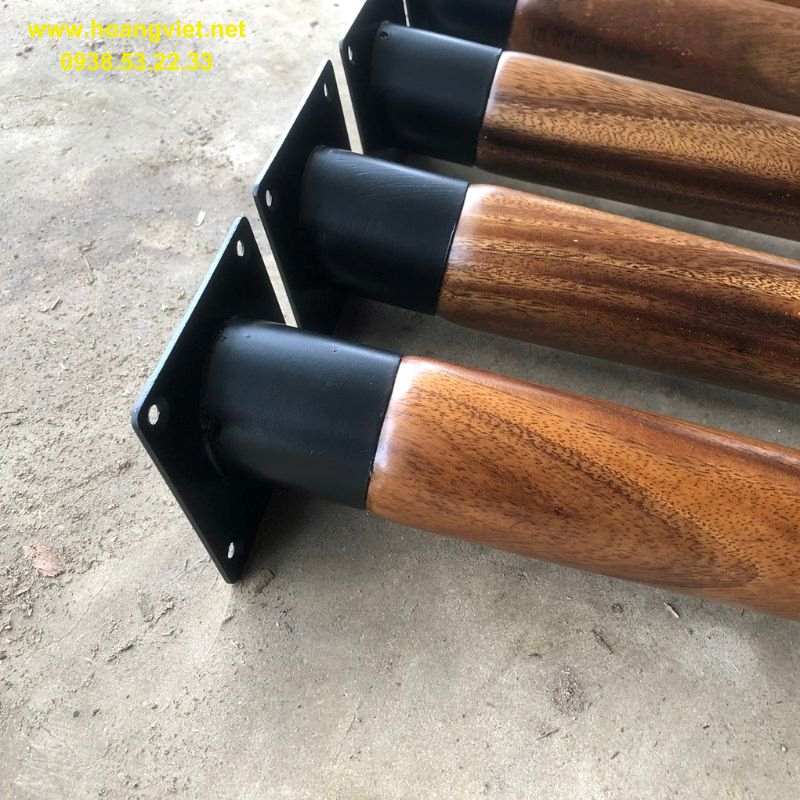 Chân gỗ me tây tiện tròn với bát sắt chắc chắn. Chân gỗ me tây tiện tròn với bát sắt chắc chắn.