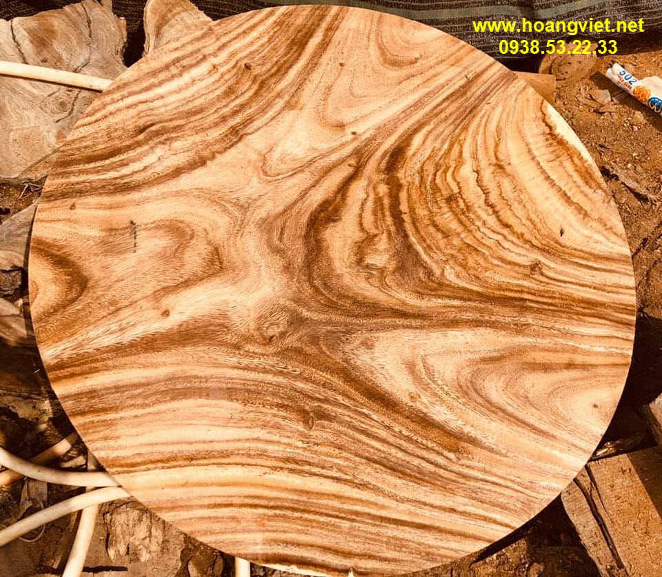 Bàn tròn là dạng nội thất gỗ me tây nguyên khối rất thịnh hành Bàn tròn là dạng nội thất gỗ me tây nguyên khối rất thịnh hành