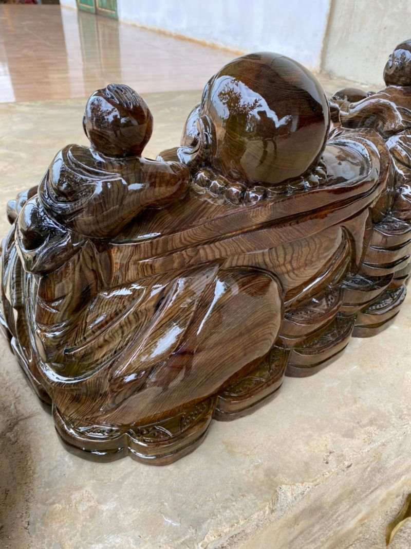 Phật di lặc để trên bàn thờ ông địa gỗ thủy tùng Phật di lặc để trên bàn thờ ông địa gỗ thủy tùng