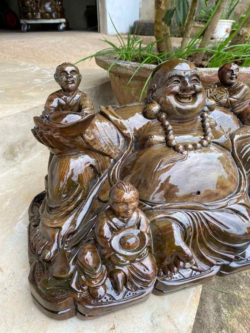 Phật di lặc để trên bàn thờ ông địa gỗ thủy tùng Phật di lặc để trên bàn thờ ông địa gỗ thủy tùng