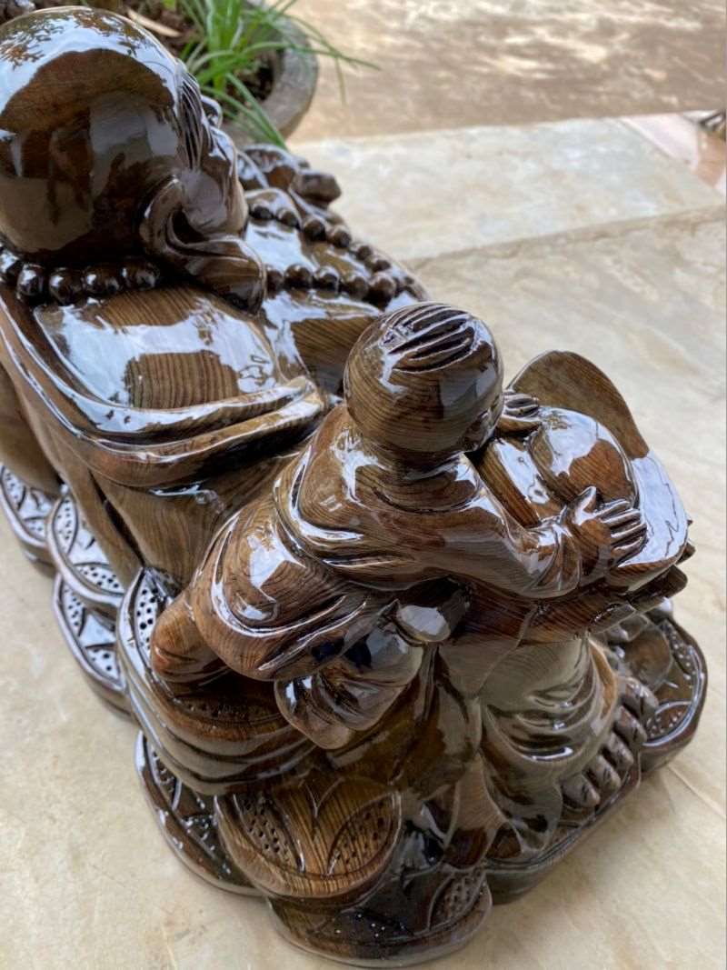 Phật di lặc để trên bàn thờ ông địa gỗ thủy tùng Phật di lặc để trên bàn thờ ông địa gỗ thủy tùng