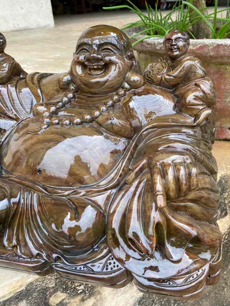 Phật di lặc để trên bàn thờ ông địa gỗ thủy tùng Phật di lặc để trên bàn thờ ông địa gỗ thủy tùng