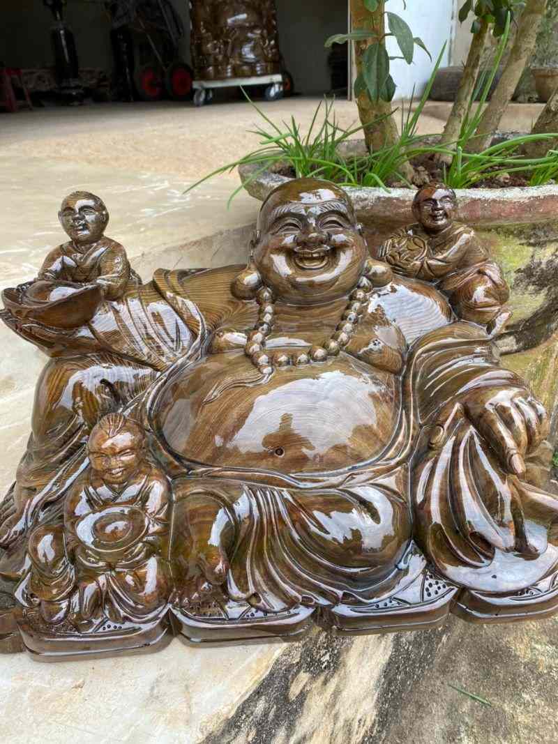 Phật di lặc để trên bàn thờ ông địa gỗ thủy tùng Phật di lặc để trên bàn thờ ông địa gỗ thủy tùng