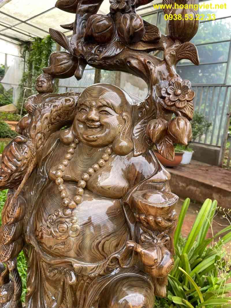 Phật di lặc vác cành đào gỗ thủy tùng Phật di lặc vác cành đào gỗ thủy tùng