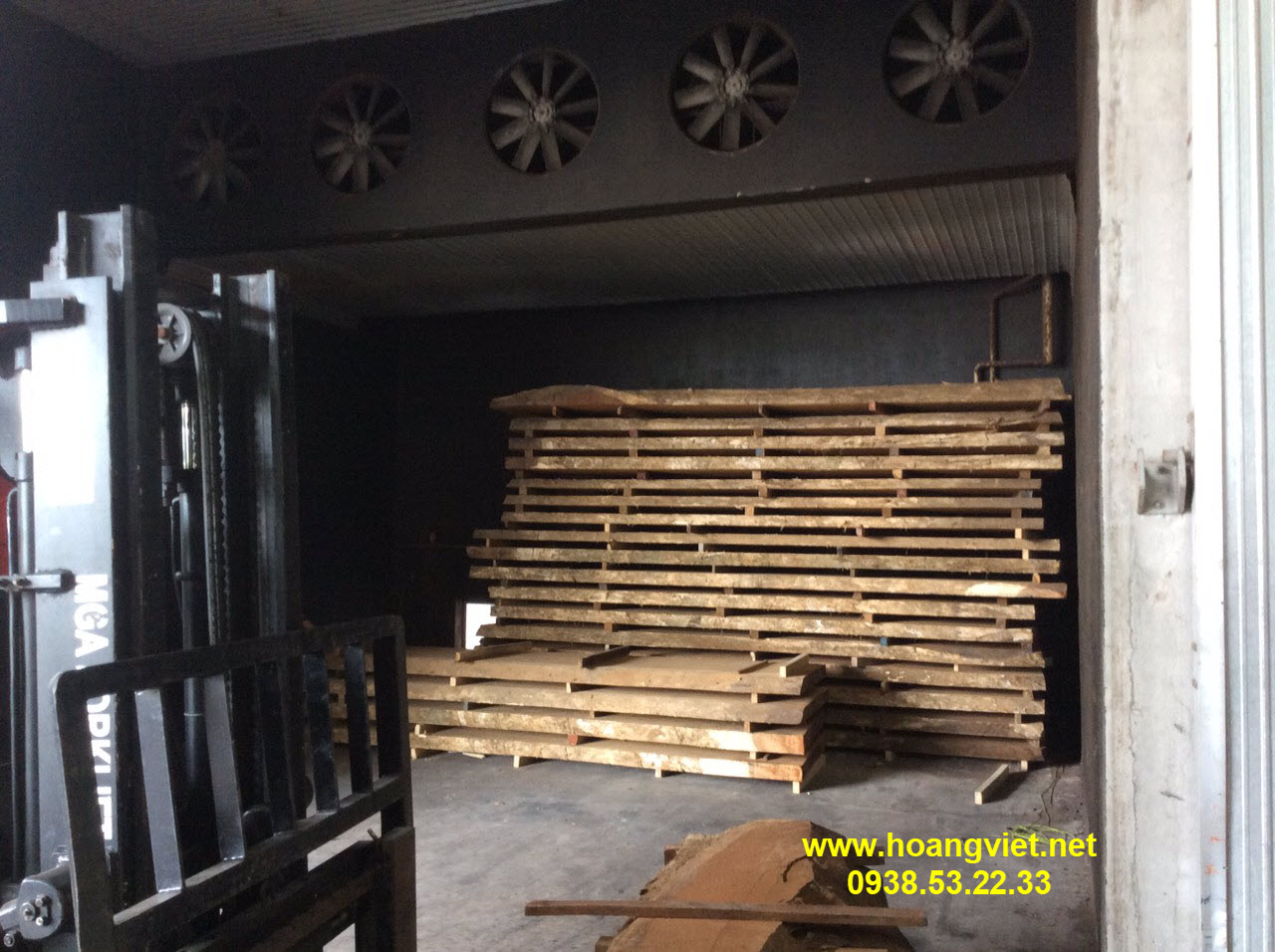 Phôi gỗ me tây chuyển vào lò sấy 30 ngày Phôi gỗ me tây chuyển vào lò sấy 30 ngày