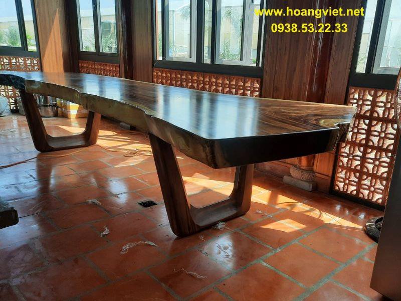Mặt bàn gỗ me tây cạnh tự nhiên dài 3m9 uốn lượn nghệ thuật