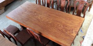 Bàn ghế gỗ nguyên khối giá bao nhiêu và cách lựa chọn bàn nguyên tấm.