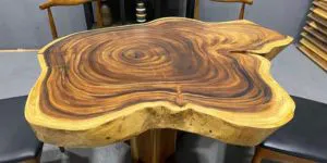 Mặt bàn gỗ me tây tròn đều và tròn tự nhiên.