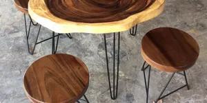 Mặt bàn gỗ me tây tròn đều và tròn tự nhiên.