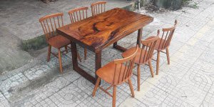 Mẫu bàn ăn đẹp bằng gỗ tự nhiên không những bền mà còn giá trị.