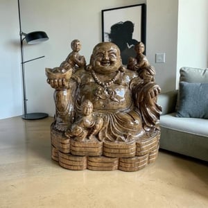 Phật di lặc gỗ thủy tùng ngồi đế tiền 50x50x40cm