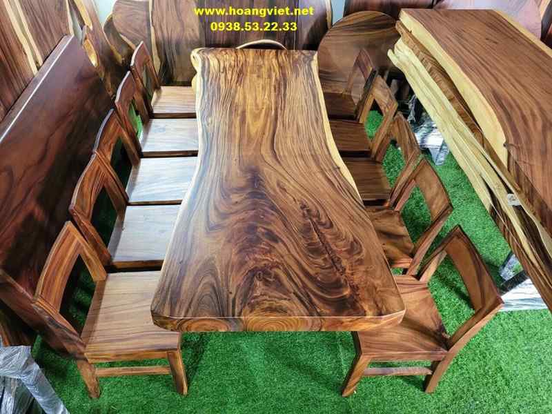 Tạo không gian sang trọng với bàn ăn bằng gỗ nguyên tấm