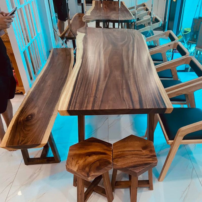 Bộ bàn ăn gỗ me tây 4 ghế katakana 1 ghế băng dài.