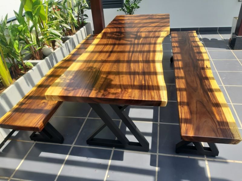 Bàn ghế K3 gỗ tự nhiên với thiết kế hiện đại và sáng tạo.