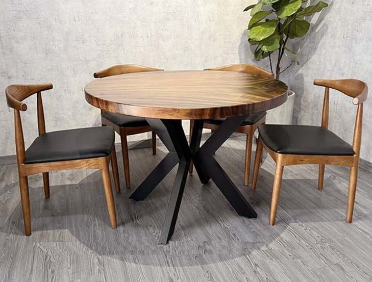 Sự kết hợp đặc biệt của bàn tròn gỗ và chân sắt.