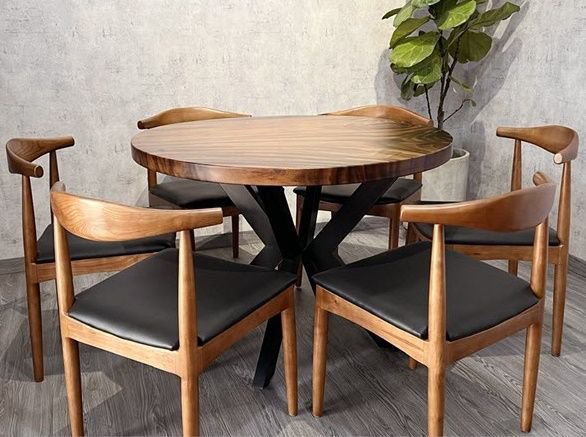 Sự kết hợp đặc biệt của bàn tròn gỗ và chân sắt.