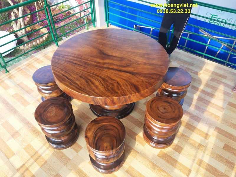 Mẫu bàn tròn gỗ nguyên khối đẹp nhất trên thị trường.