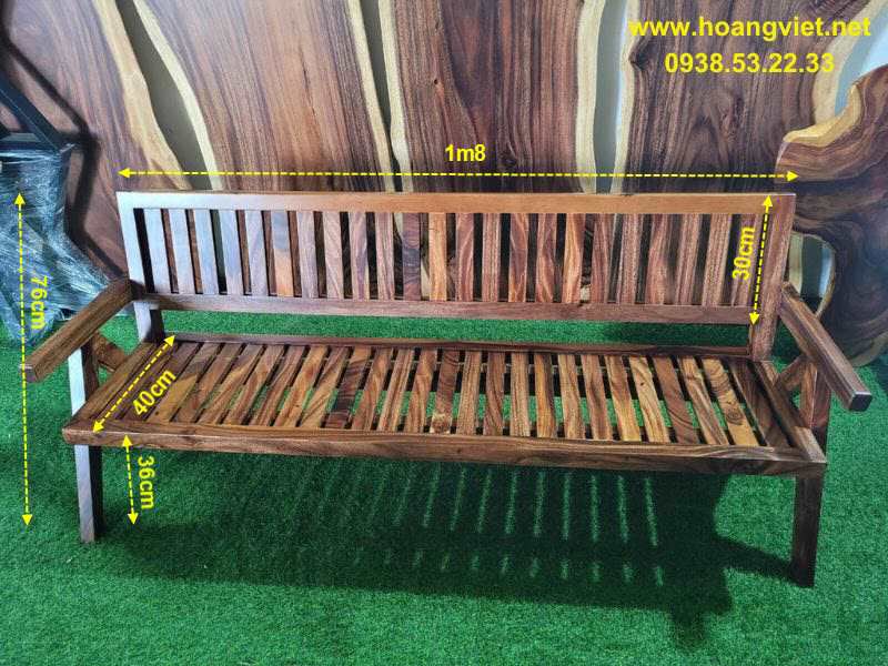 Ghế gỗ băng dài ngoài trời là sự bền bỉ và độ ổn định cao.